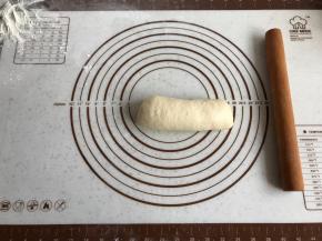 翻面后自上而下卷成卷。