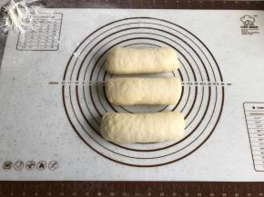 其余面团全部卷成卷后，盖上保鲜膜继续松弛10分钟。