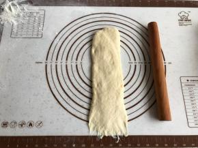 再次擀开，底部压薄。