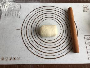 自上往下卷成卷。