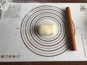 自上往下卷成卷。