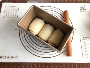 将卷好的面团放入学厨吐司盒内。