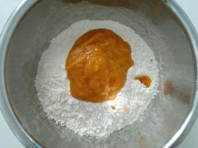 南瓜泥，倒入面粉里，拌成絮状，揉光滑。