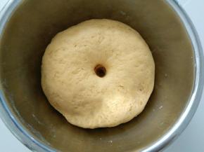 发酵好的黄面团。