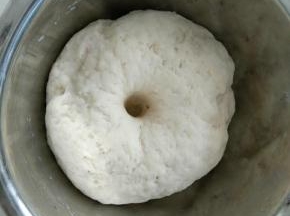 发酵好的白面团。