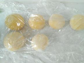 揉成如图的圆面团，做身体。