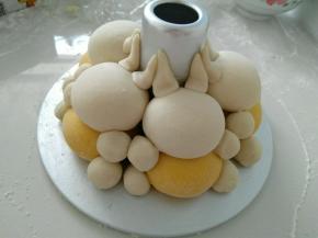 放上耳朵，手和脚。冷水上锅蒸，中小火。熟后，画上表情。