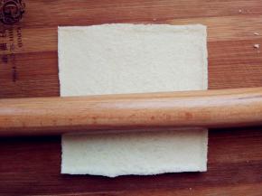 用擀面杖稍微擀扁，这样卷的时候不会裂和断