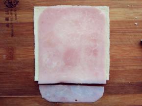 将火腿片放在上面，切成合适大小