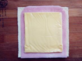 放上一片百吉福奶酪片