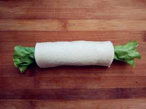 从一端压紧卷起，接口朝下静置片刻