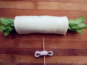 用另一条在中间绕两圈，用牙签固定