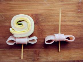 将卷好的三明治卷切块，串在牙签上