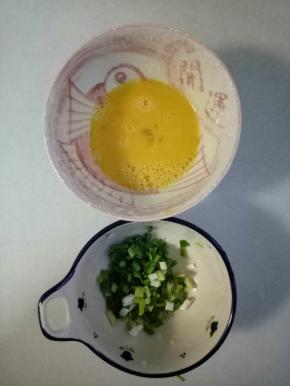 葱切葱花，鸡蛋打散