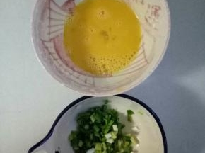 葱切葱花，鸡蛋打散