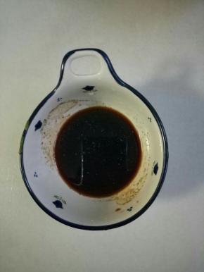 用用一小碗放入生抽1茶匙半，老抽半茶匙，糖半茶匙，胡椒粉1小勺调匀