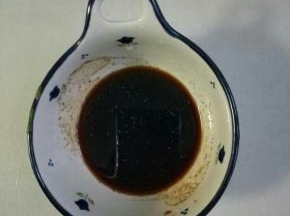 用用一小碗放入生抽1茶匙半，老抽半茶匙，糖半茶匙，胡椒粉1小勺调匀
