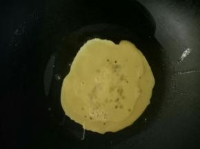 锅里倒入比平时烧菜多一点的食用油加热，倒入鸡蛋