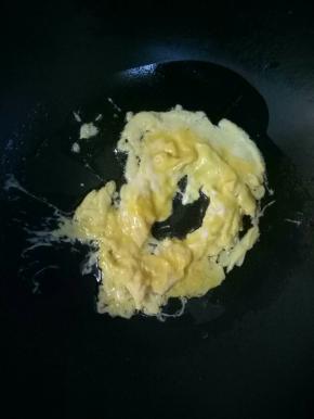 用铲子往前推，让鸡蛋稍稍凝固