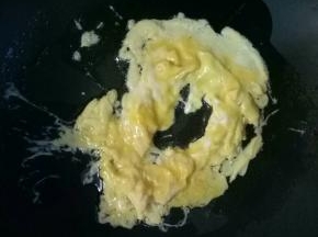 用铲子往前推，让鸡蛋稍稍凝固