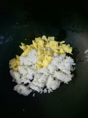 在鸡蛋还没完全凝固前，加入米饭，炒散，越散越好