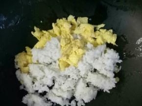 在鸡蛋还没完全凝固前，加入米饭，炒散，越散越好