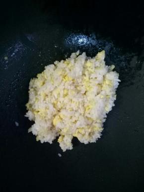 把米饭和鸡蛋炒散至混合均匀