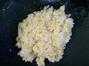 把米饭和鸡蛋炒散至混合均匀