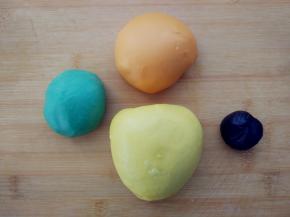 另一半原色面团，分别揉成橘色、黄色、绿色和可可色面团