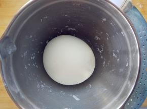 用手团成团，盖好静置饧面10分钟