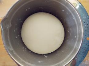 揉成光滑的面团，盖好在室温下发酵到两倍大