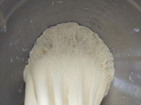 移出面团，内部是这样蜂窝状组织