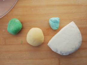 揉面排气，分成两半，其中一块如图，分别加入抹茶粉、芒果粉和1滴蓝色食用色素，揉匀备用