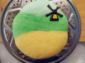 用可可面团做出磨坊风车的样子，用少许水（或蛋黄液）黏在发酵好的底胚上