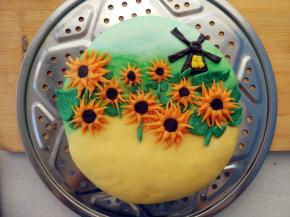 同理，布置并粘好向日葵的花、杆和叶子