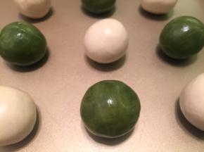 准备几个颜色的桃山皮（牌子是郁香来），分别搓圆