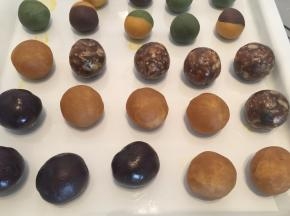 月饼陷也分别搓圆备用