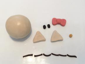 用台式桃山皮，牛奶桃山皮，咖啡桃山皮做好凯蒂猫的蝴蝶结，眼睛，鼻子，胡须