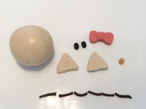 用台式桃山皮，牛奶桃山皮，咖啡桃山皮做好凯蒂猫的蝴蝶结，眼睛，鼻子，胡须