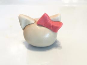 毛刷沾少许水，沾好耳朵，蝴蝶结