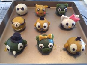 将做好的卡通桃山皮月饼放入烤盘内，烤箱预热160度，上下火中层，15分钟