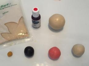 以凯蒂猫为例：再去一点牛奶桃山皮原料，加一点点的红色食用色素调成粉红桃山皮，再取各色的桃山皮搓成圆球