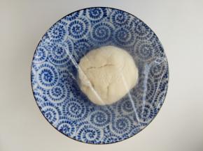 取出后盖上保鲜膜饧10-20分钟