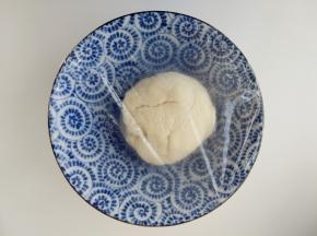 取出后盖上保鲜膜饧10-20分钟