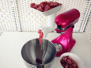 饧面的同时，将肥瘦相间的猪肉切成大块，慢慢放入研磨绞肉器中，启动直至绞完