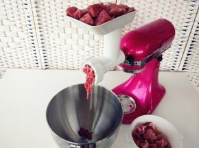 饧面的同时，将肥瘦相间的猪肉切成大块，慢慢放入研磨绞肉器中，启动直至绞完