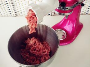 重复以上步骤，将肉慢速再搅碎一次，保持稍有颗粒的口感更好。不要重复绞第三次，以防调料味过重盖过肉味