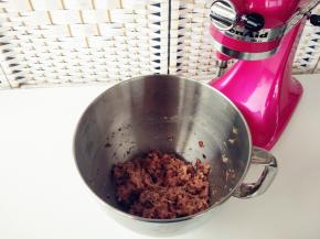 另一部分加油、盐、生抽、料酒、香菇丁、十三香、少许水朝一个方向搅打上劲，备用