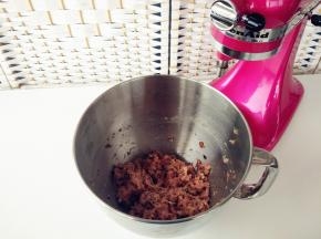 另一部分加油、盐、生抽、料酒、香菇丁、十三香、少许水朝一个方向搅打上劲，备用