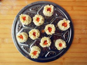 完成后稍整理一下形状，大致如图的样子。烧麦是不封口的，这样馅料更容易熟透，且蒸汽会使其更滋润